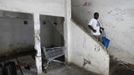 A squatter walks down steps of a building in an industrial complex in the Poble Nou neighbourhood of Barcelona July 16, 2012. The squatters said that a police order to evict them from a complex was postponed by a judge on Monday. REUTERS/Albert Gea (SPAIN - Tags: REAL ESTATE BUSINESS SOCIETY POVERTY) Published: Čec. 16, 2012, 4:59 odp.