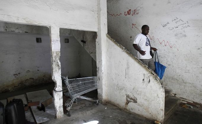 A squatter walks down steps of a building in an industrial complex in the Poble Nou neighbourhood of Barcelona July 16, 2012. The squatters said that a police order to evict them from a complex was postponed by a judge on Monday. REUTERS/Albert Gea (SPAIN - Tags: REAL ESTATE BUSINESS SOCIETY POVERTY) Published: Čec. 16, 2012, 4:59 odp.