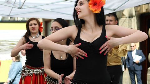 Prahou prošel průvod romských tanečnic a hudebníků. Podívejte se