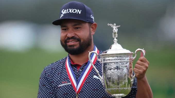 Americký golfista JJ Spaun s trofejí pro vítěze US Open