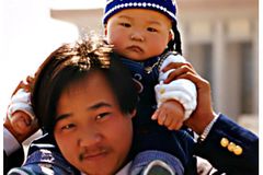 Dvě děti mají v Číně jen boháči. Chudé pokuta zruinuje