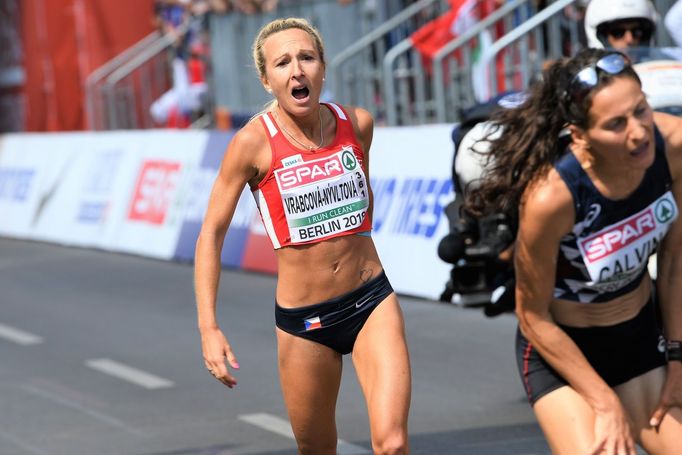 Bronzová Eva Vrabcová-Nyvltová v cíli maratonu na ME v atletice v Berlíně 2018