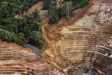 Danel Beltrá (Španělsko/USA): Amazonský ráj v ohrožení. Likvidace pralesů v Amazonii rychle pokračuje a její postup se od roku 2016 začal výrazně zrychlovat. Fotosérie nominované na cenu World Press Photo v kategorii Životní prostředí.