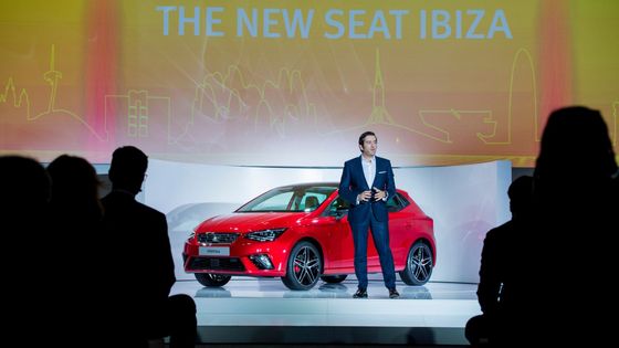 Seat představil novou Ibizu v Barceloně. Na snímku novinka s ředitelem designu značky Alejandrem Mesonerem.