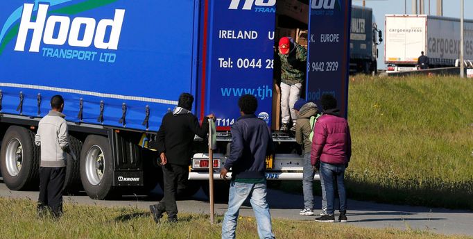 Uprchlíci ve francouzském přístavu Calais.