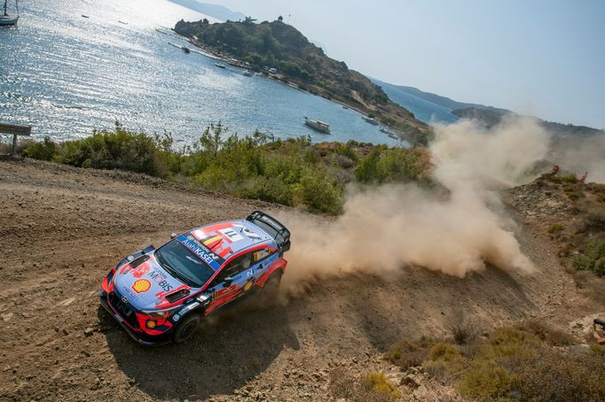 Thierry Neuville v Hyundai během Turecké rallye 2020