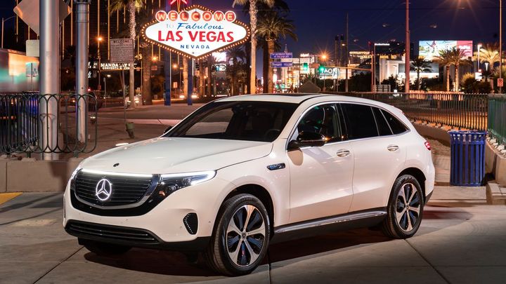Tradiční automobilky proti Tesle. Na Američany už cílí i Mercedes s modelem EQC
