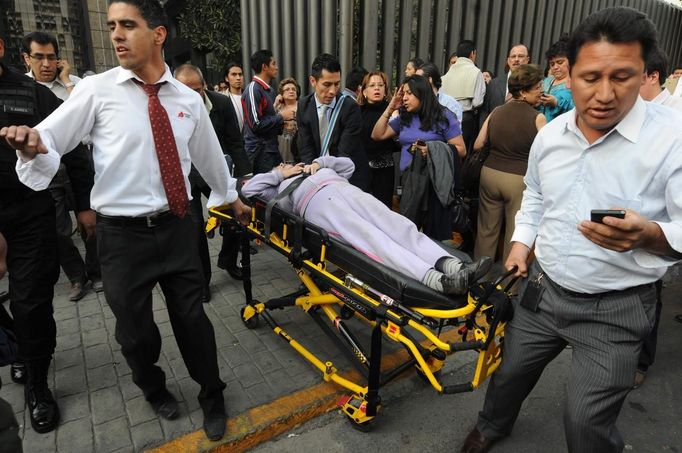 An injured person is transported on a stretcher the headquarters of state oil giant Pemex in Mexico City January 31, 2013. An explosion rocked the Mexico City headquarters of Pemex on Thursday, killing one person, injuring more than 20 others and causing extensive damage to the building. A local emergency official said one person had died in the blast and 22 others were injured. Another four people were trapped inside the skyscraper, the official said. The blast, which media reports said was caused by machinery exploding, occurred in the basement, emergency officials said. REUTERS/Alejandro Dias (MEXICO - Tags: DISASTER ENERGY POLITICS TPX IMAGES OF THE DAY) Published: Úno. 1, 2013, 1:36 dop.