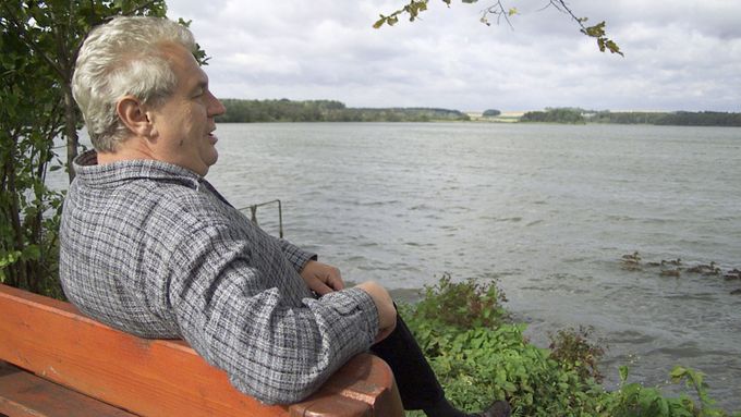 Miloš Zeman na lavičce na oblíbeném místě, u rybníka v Novém Veselí na Vysočině.