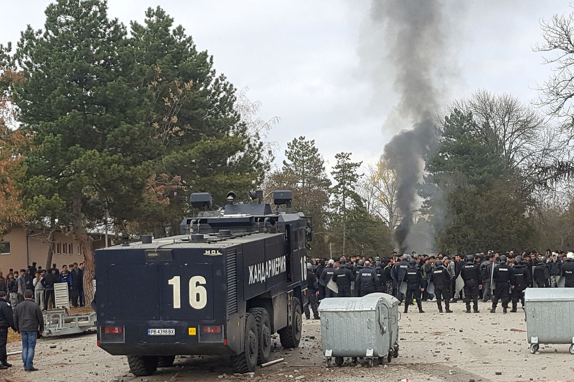 Policisté v přijímacím táboře v Bulharsku