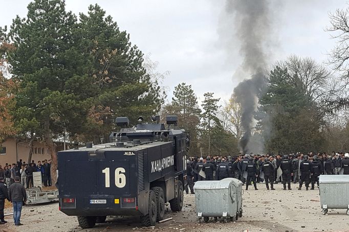 Policisté v přijímacím táboře ve městě Charmanli na jihu Bulharska.