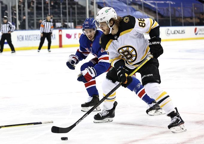 NHL 2020/21, New York Rangers - Boston: David Pastrňák a Brett Howden.