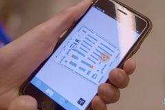 Kde je máslo? Jdi rovně, zaboč vpravo a třetí regál dole, navede nakupující telefon