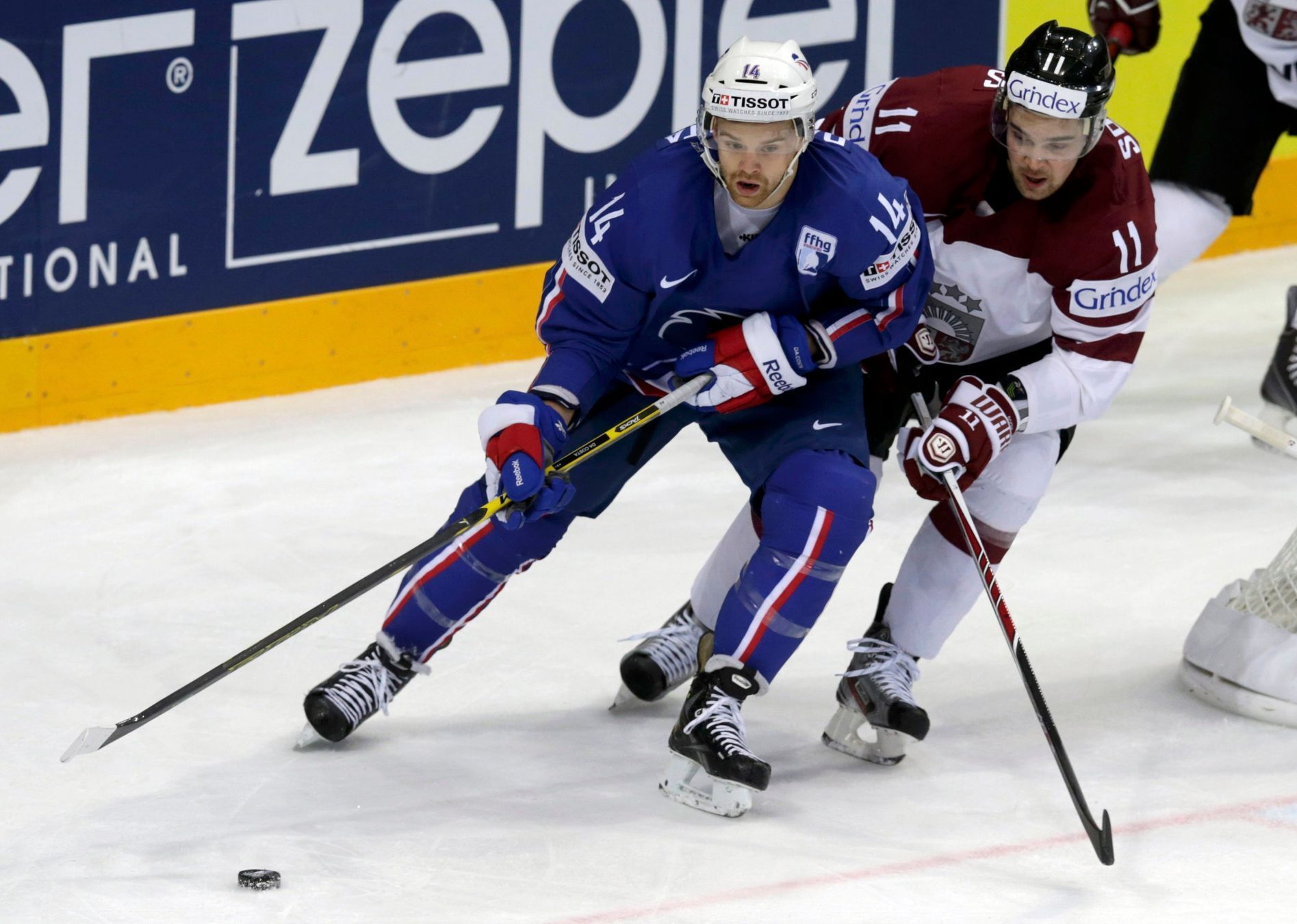Hokej, MS 2015, Lotyšsko-Francie: Kristaps Sotnieks - Stephane da Costa