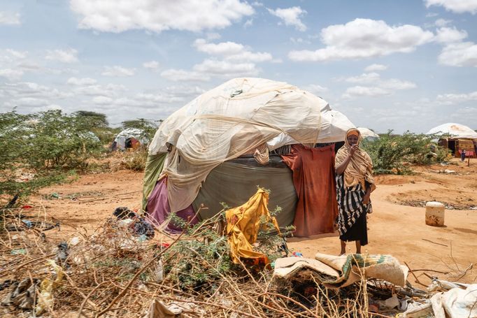 Snímek z Keňské republiky v Africe, která byla pořízena v oblasti města Dadaab v roce 2022, kde je i velký uprchlický tábor pro lidi, kteří byli postižení hladomorem.