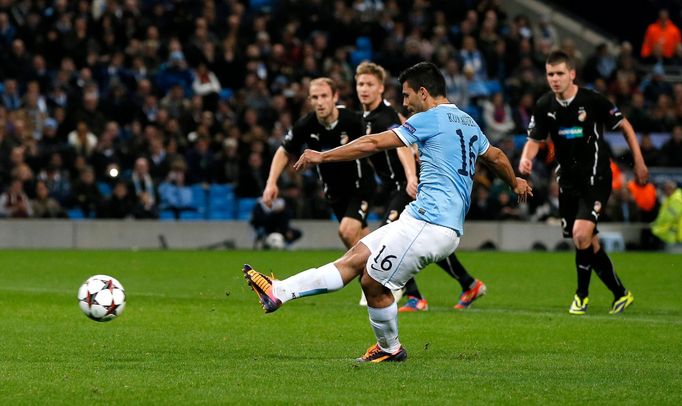 Manchester City - Plzeň (Agüero proměňuje penaltu)