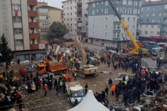 V sutinách domu v Istanbulu se našlo už 21 obětí, záchranáři vyprostili 14 přeživších