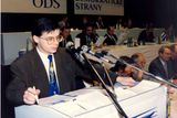 Tento mladý muž s kačerem na kravatě je Jan Vidím ODS. Tehdy, tedy v roce 1993, byl tajemníkem pražského primátora Milana Kondra.