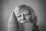 Aleně Šrámkové se přezdívalo "první dáma české architektury". Byla představitelkou takzvané české přísnosti, jak historik architektury Rostislav Švácha charakterizoval skupinu tvůrců, kteří se vyznačují sklonem k minimalistickým tendencím. Zemřela 10. března, bylo jí 92 let.