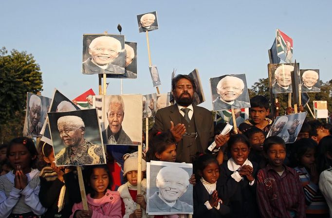 Pakistani Christians hold placards bearing the image of former South African President Nelson Mandela as they gather to pay tribute to Mandela in Islamabad December 10, 2013.