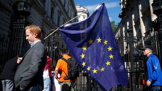 Psychologický zlom: až doteď se do Evropské unie státy hlásily (a hlásí), neodcházely. (Zklamaný volič s vlajkou EU u londýnské Downing Street, pátek 24. června.)