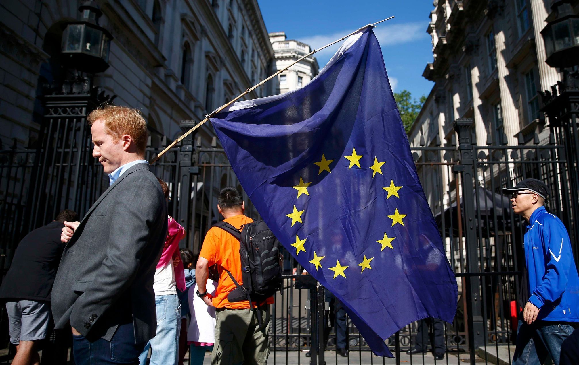Brexit vlajka A man carries a EU flag, after Britain voted to leave the European Union, outside Downing Street in London