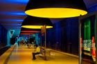 Stanice Westfriedhof v Mnichově byla otevřena v roce 1998. Až o tři roky později získala finální vzhled v podobě osmi velkých barevných svítidel, která podzemní prostor zaplavují červenou, modrou a žlutou barvou.