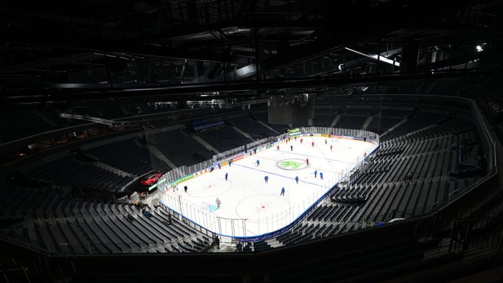 Hokejisté mají za sebou první trénink v Tampere, znepokojil je hrbolatý led; Zdroj foto: ČTK