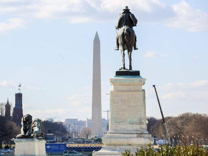 Socha Ulyssese S. Granta na koni před Washingtonovým monumentem ve Washingtonu, D.C., 15. ledna 2009.