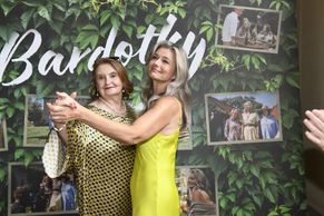 Hvězdný víkend ve Varech: Roztančená Holubová i elegantní Maxová na zahradní party