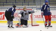 Trojice krajánků v NHL. Radko Gudas a Michal Neuvirth hájí barvy klubu Philadelphia Flyers, Tomáš Plekanec (vpravo) je věrný už dvanáct sezon Montrealu a připravuje se na další.