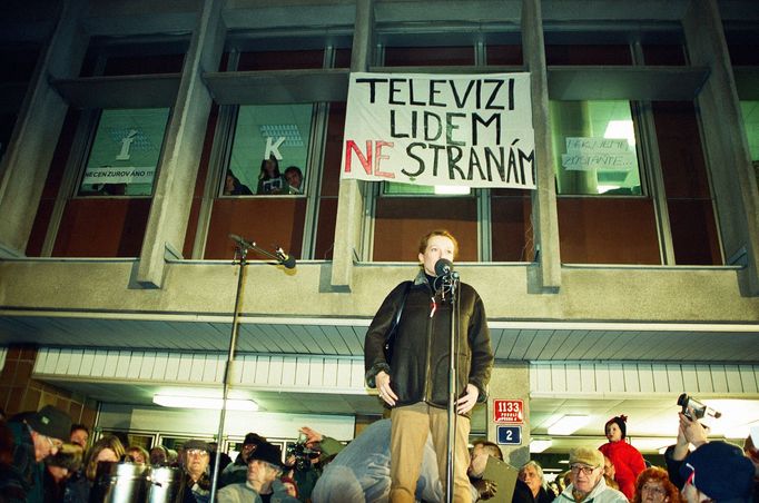 Ukázky snímků z výstavy „TELEVIZI LIDEM, NE STRANÁM - 20. výročí televizní krize v roce 2000“, která má vernisáž 10. 1. 2021 v Praze.