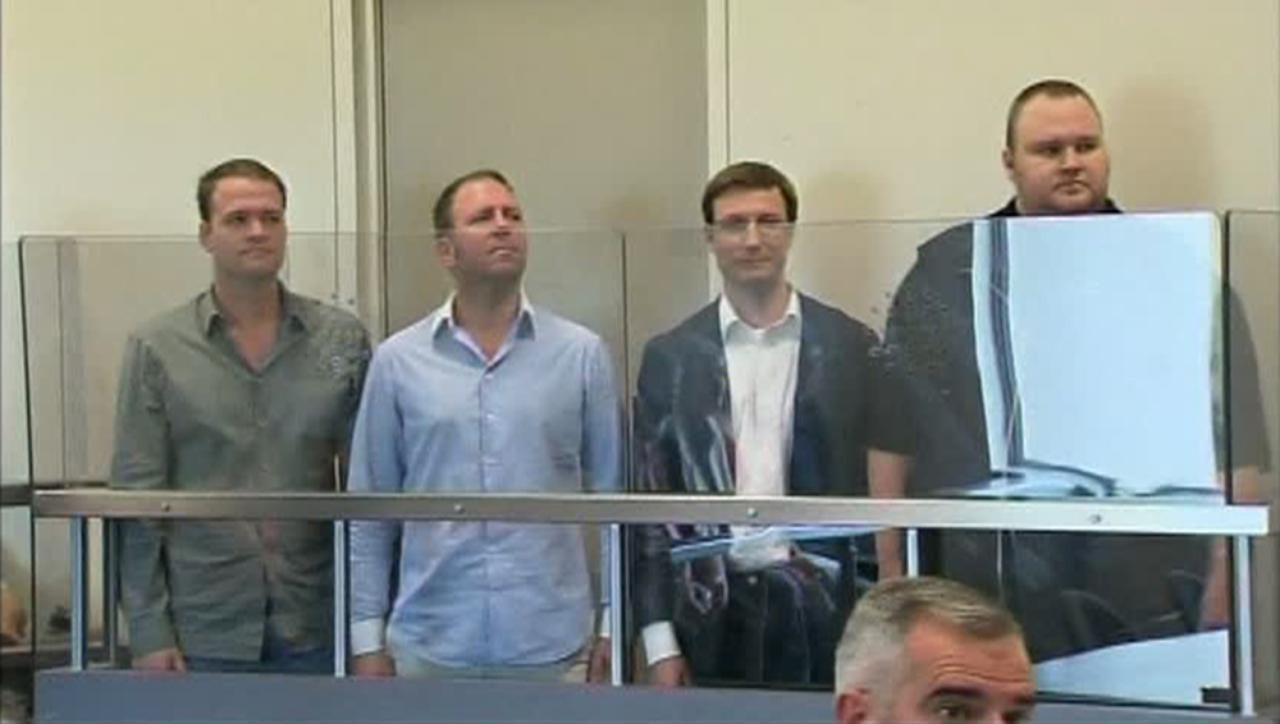 Kim Schmitz a jeho kolegové u soudu na Novém Zélandu