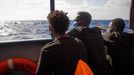 Organizace Sea-Watch zachraňuje před utopením migranty ve Středozemním moři.