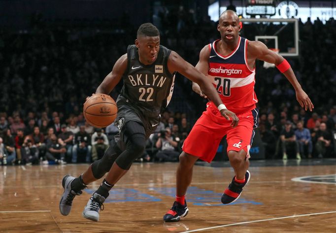 Caris LeVert a Jodie Meeks