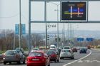 Digitální tabule v Praze ukazují řidičům nesmysly. Varují před kolonou, která už se dávno rozjela