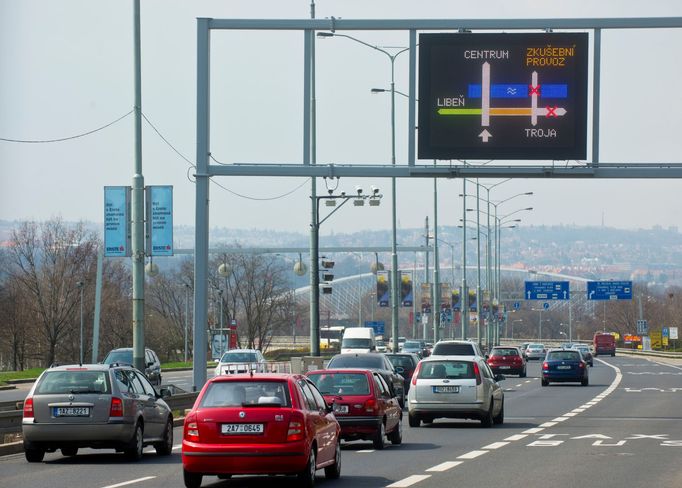 Informační tabule umožňují zobrazit před řidičem vícebarevné symboly i schémata dopravních situací.