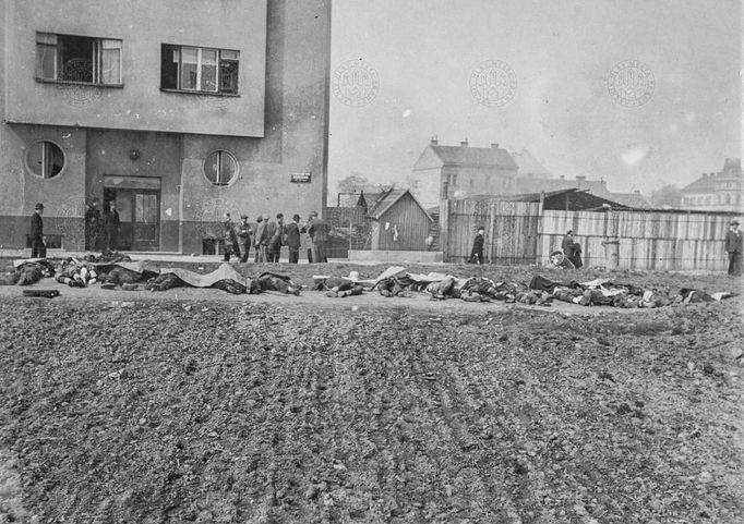 Bojovníci zavraždění nacisty za Janečkovou továrnou na Pankráci. Květen 1945