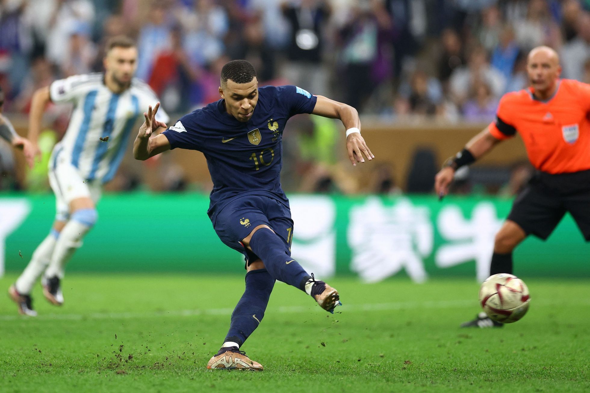 Finále MS ve fotbale 2022, Argentina - Francie: Kylian Mbappé při druhé penaltě