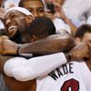 Basketbalisté LeBron James a Dwayne Wade z Miami slaví titul v play-off NBA 2012.
