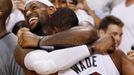 Basketbalisté LeBron James a Dwayne Wade z Miami slaví titul v play-off NBA 2012.