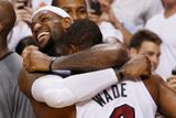 LeBron James se raduje z titulu společně se spoluhráčem Dwaynem Wadem, jenž byl druhou největší oporou Miami.
