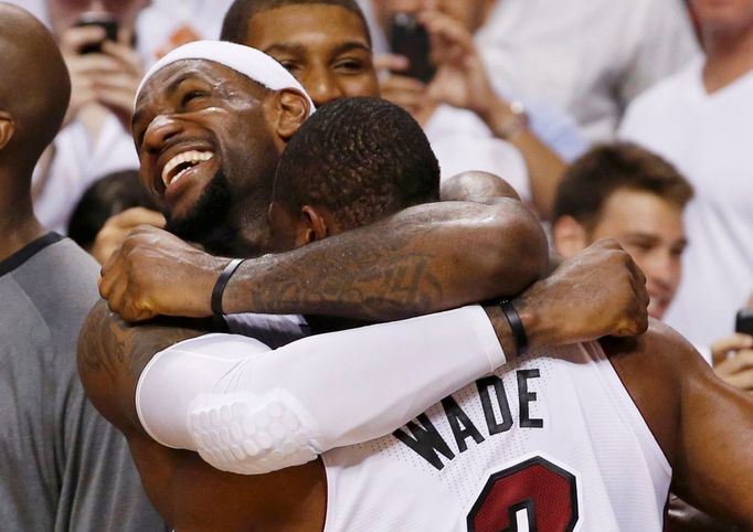 Basketbalisté LeBron James a Dwayne Wade z Miami slaví titul v play-off NBA 2012.