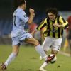 Jonathan Aspas ze Celty Vigo (vlevo)se snaží zastavit Ugura Borala z Fenerbahce Istanbul v zápase Poháru UEFA.