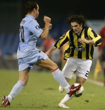 Jonathan Aspas ze Celty Vigo (vlevo)se snaží zastavit Ugura Borala z Fenerbahce Istanbul v zápase Poháru UEFA.