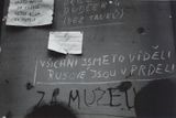 Nápisy ve zdemolované kanceláři Aeroflotu vyjadřují upřímný vztah českého národa k sovětským přátelům