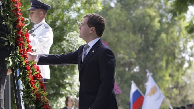 Dmitrij Medveděv u prezidentského paláce na Kypru.