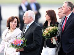 Václav a Livia Klasovi a Mirek Topolánek netrpělivě čekají na přílet prezidentského páru.