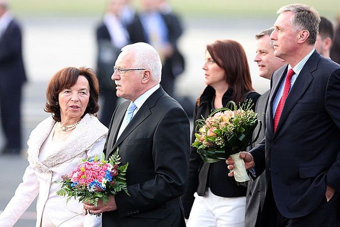 Václav a Livia Klasovi a Mirek Topolánek netrpělivě čekají na přílet prezidentského páru.