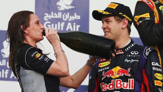 I Když se v Bahrajnu na stupních vítězů "podávala" jen limonáda, expertka na elektorniku Gill Jonesová i Sebastian Vettel si užívali jako se šampaňským.